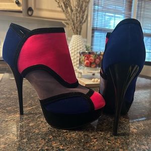 Size 8 1/2. Stylish color block bootie. Worn twice. Like new condition.